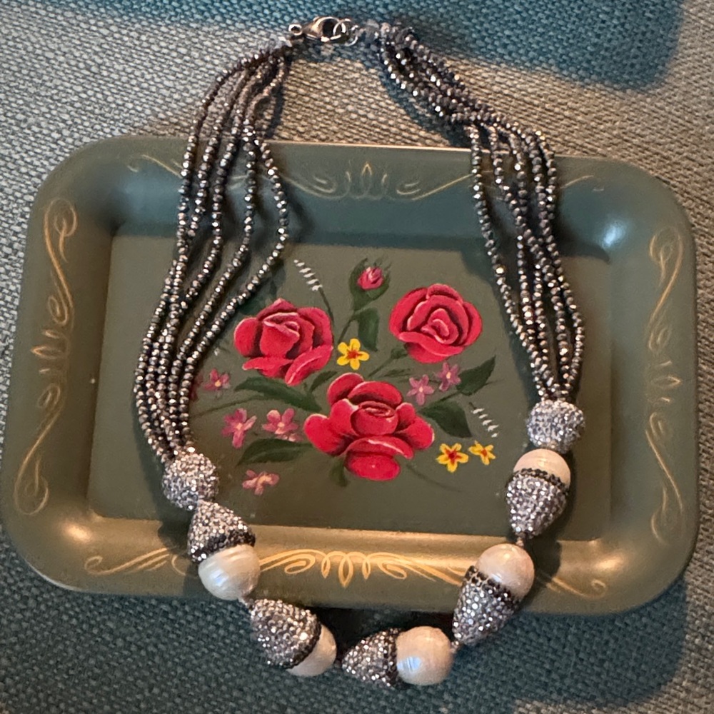 🛍️Elegant Silver and White Beaded Necklace🛍️